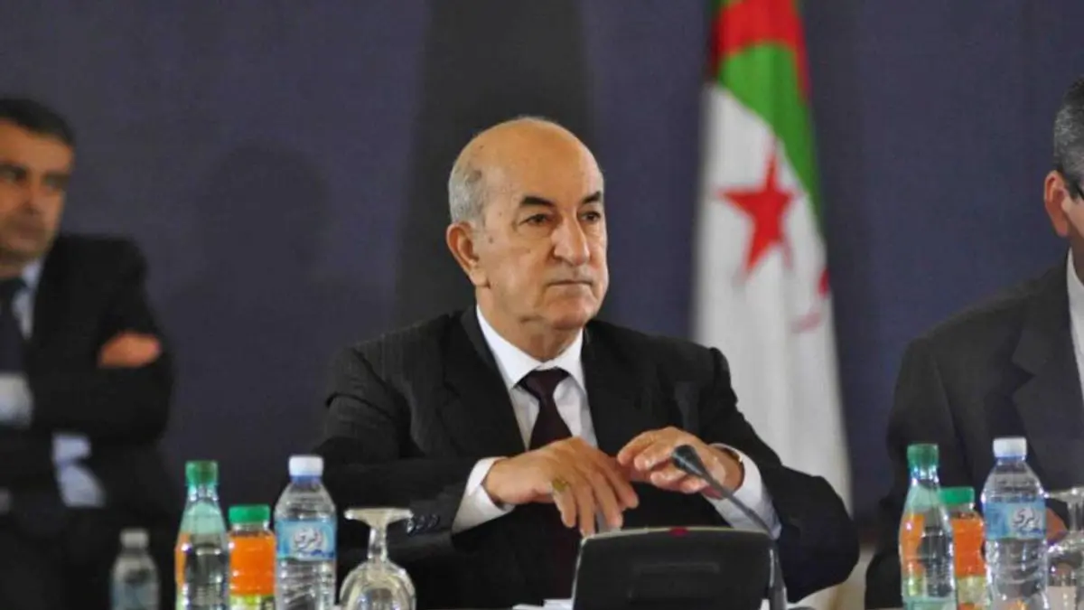 في زمن كورونا.. المشروع التمهيدي للدستور يحرك "المياه الراكدة" في الجزائر