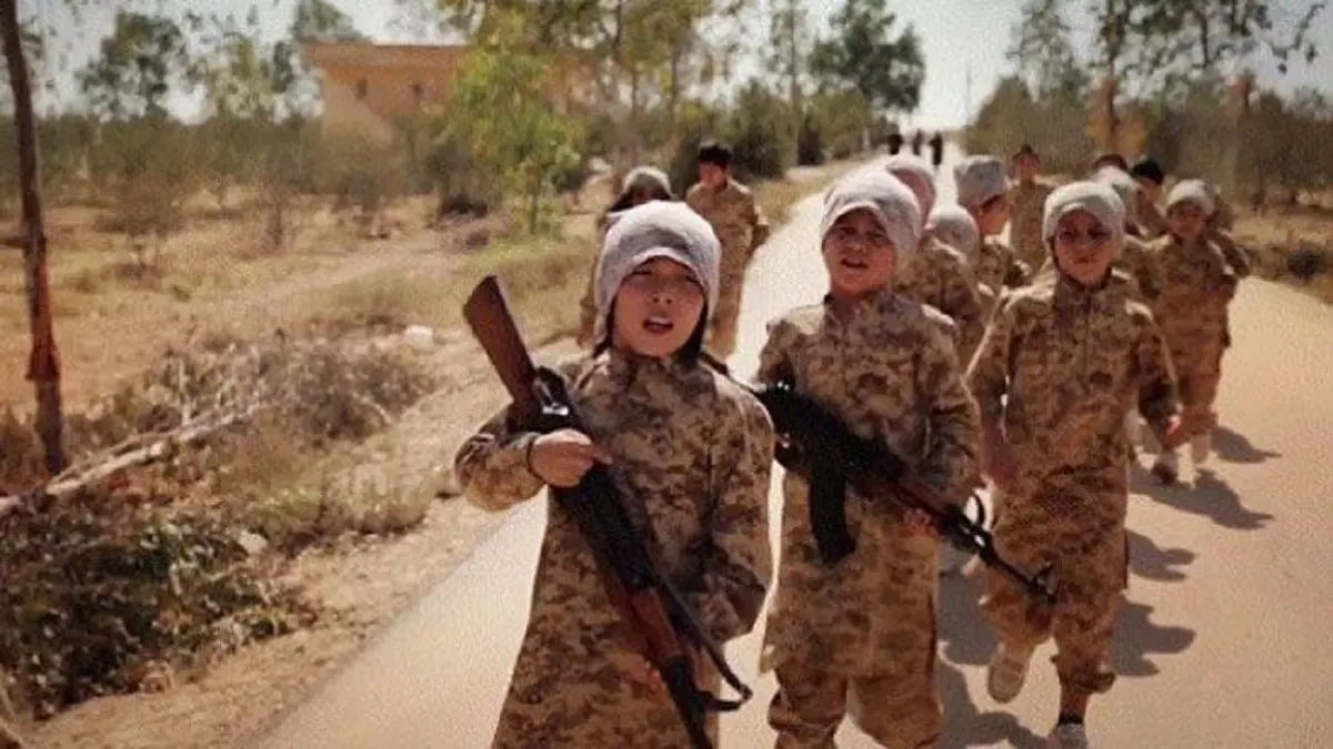 العراق يسلم 188 طفلًا تركيًّا خلفهم "داعش" إلى بلادهم