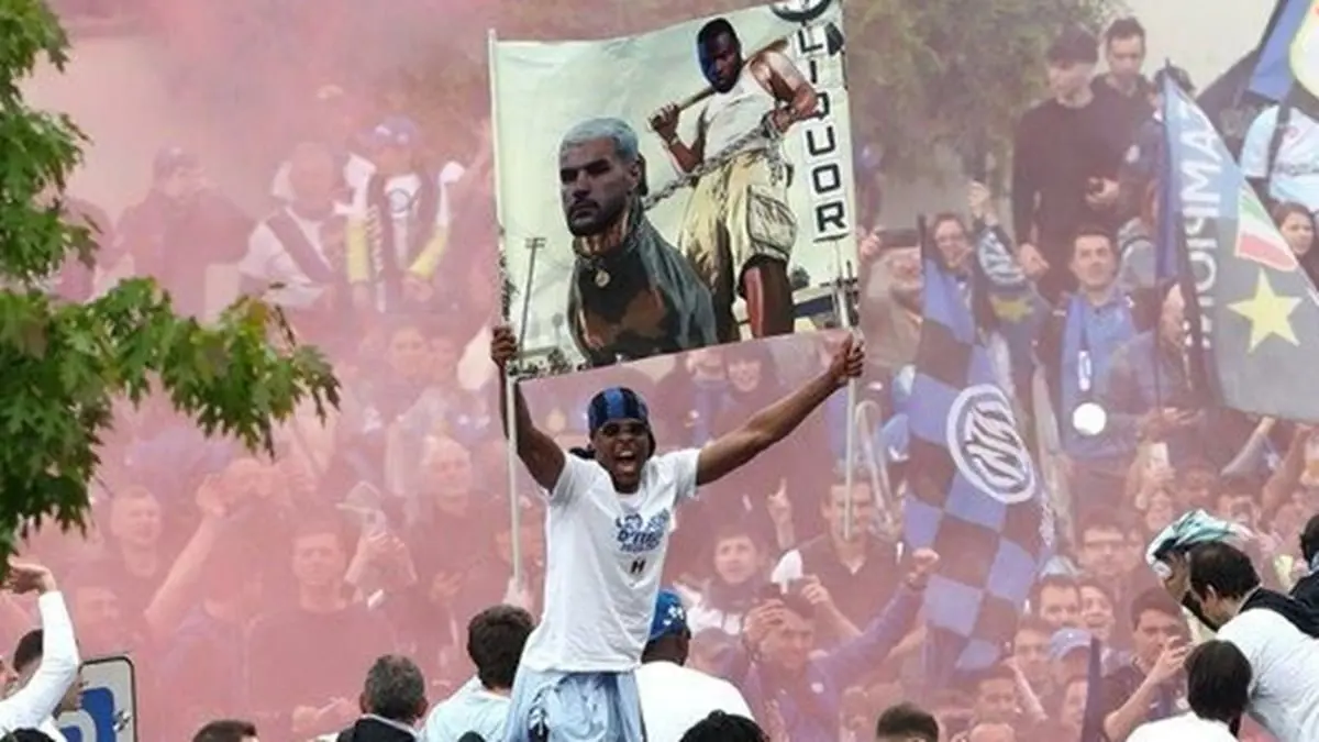 دومفريس يرفع لافتة مُهينة لـ"ثيو هيرنانديز" (فيديو)