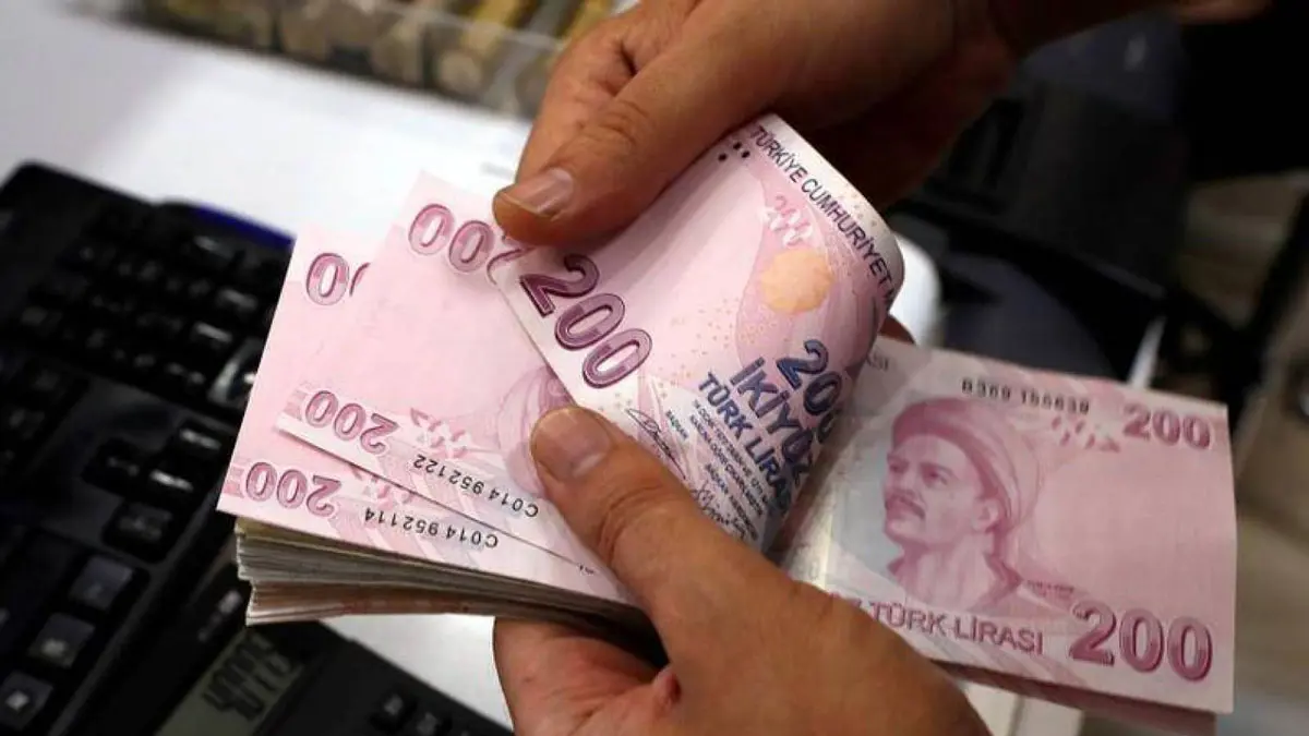 الليرة التركية تواصل هبوطها بفعل مخاوف بشأن العلاقات مع واشنطن