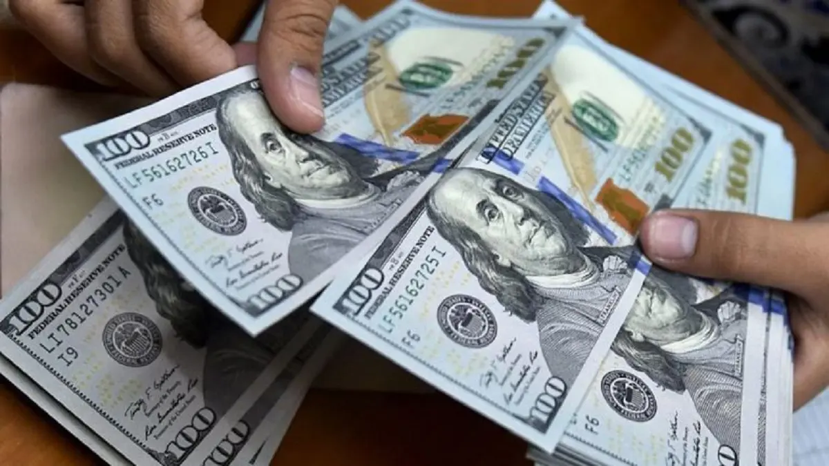 انهيار جديد للعملة الإيرانية.. الدولار يقفز بأكثر من ألف تومان في يوم واحد