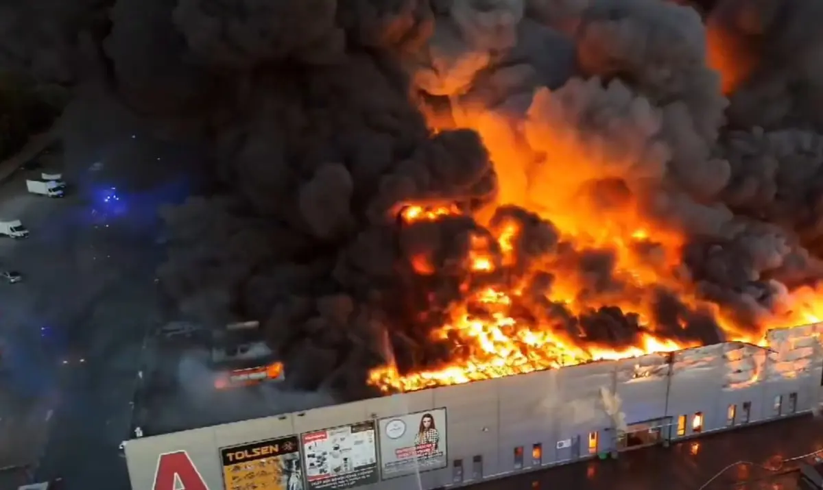 حريق مهول بأكبر مراكز التسوق في وارسو (فيديو)