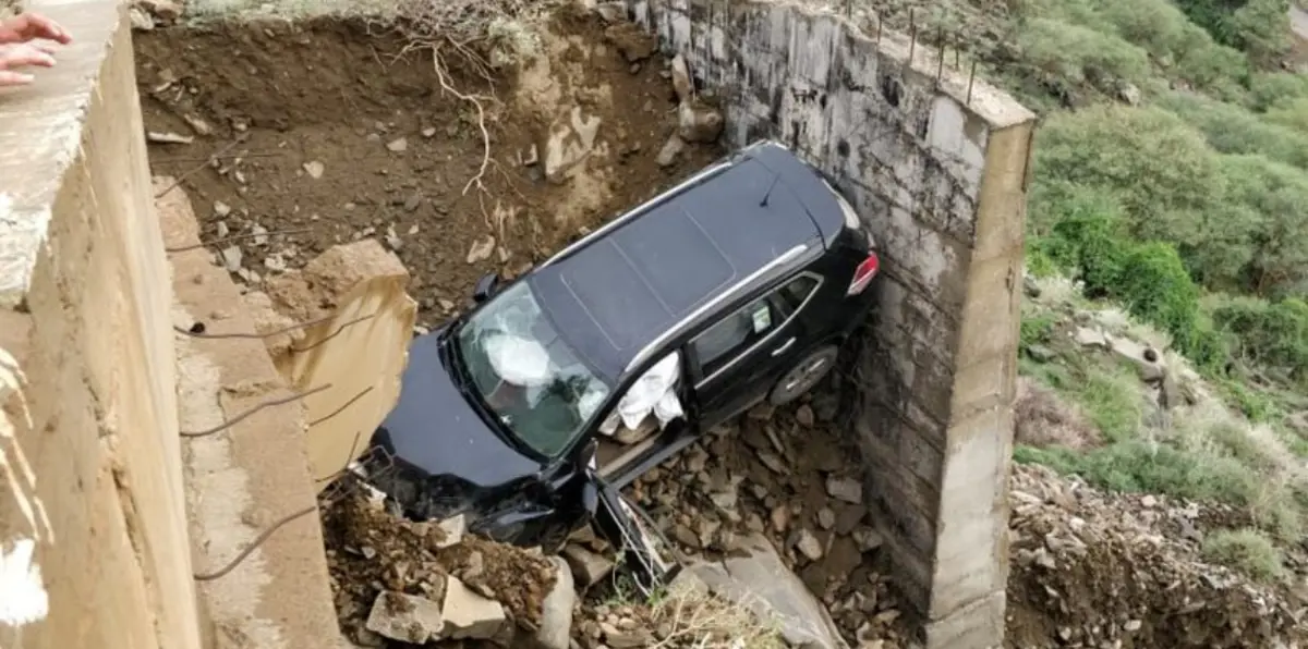 بعد انهياره بسبب الأمطار.. طريق سعودي يبتلع مركبة (صور)‎