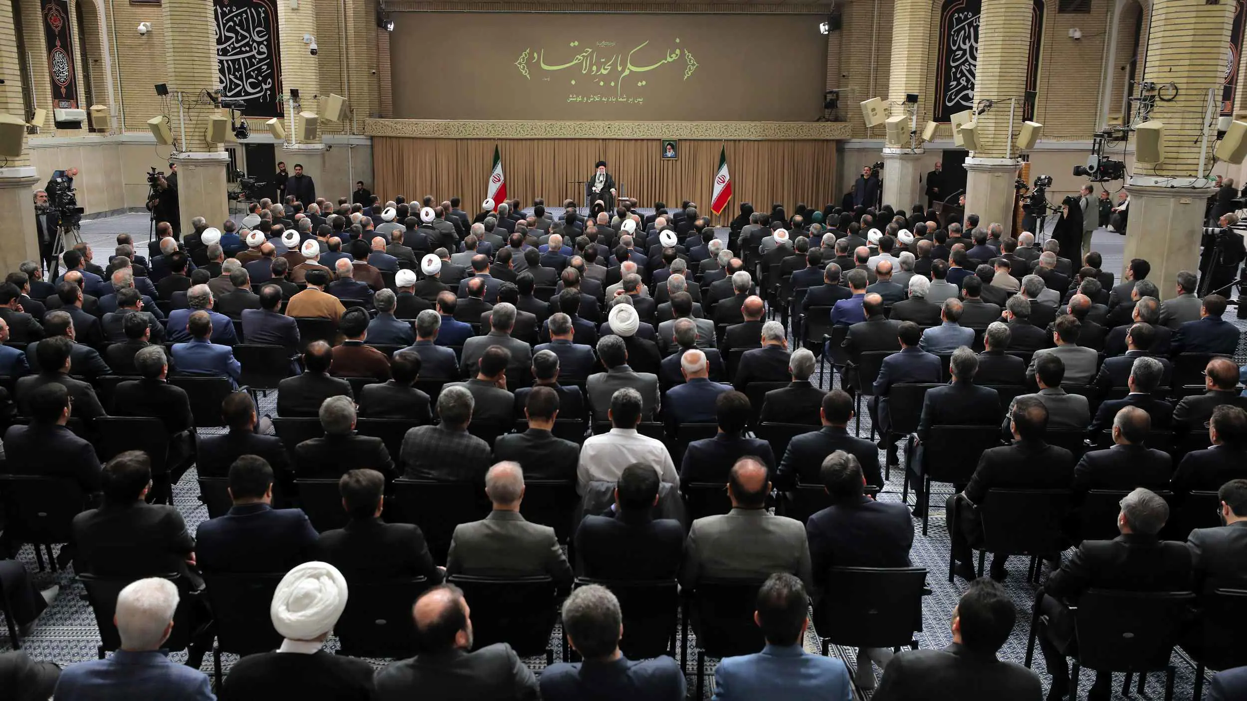 خامنئي يوصي البرلمان الإيراني "المتشدد" بالتعاون مع بزشكيان