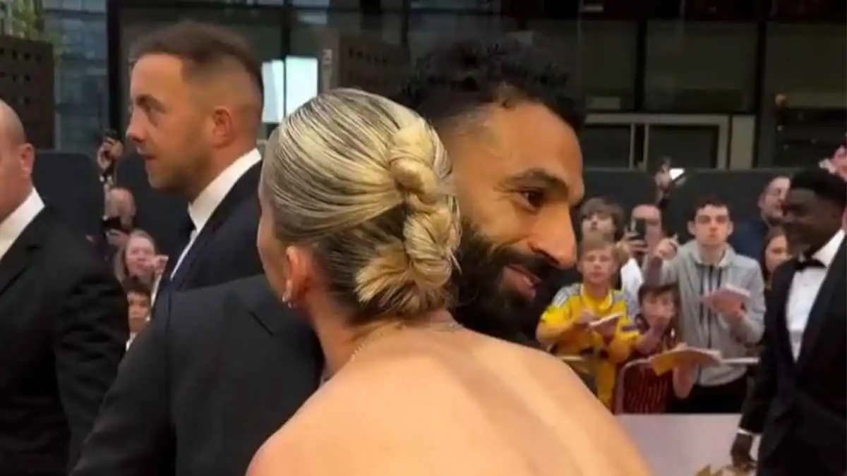 على السجادة الحمراء.. محمد صلاح يعانق ويقبل الحسناء أليسيا (فيديو)