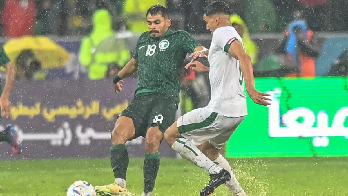 "تزحلق على الأمطار" في مباراة العراق والسعودية بسبب تراكم المياه في الملعب (فيديو)