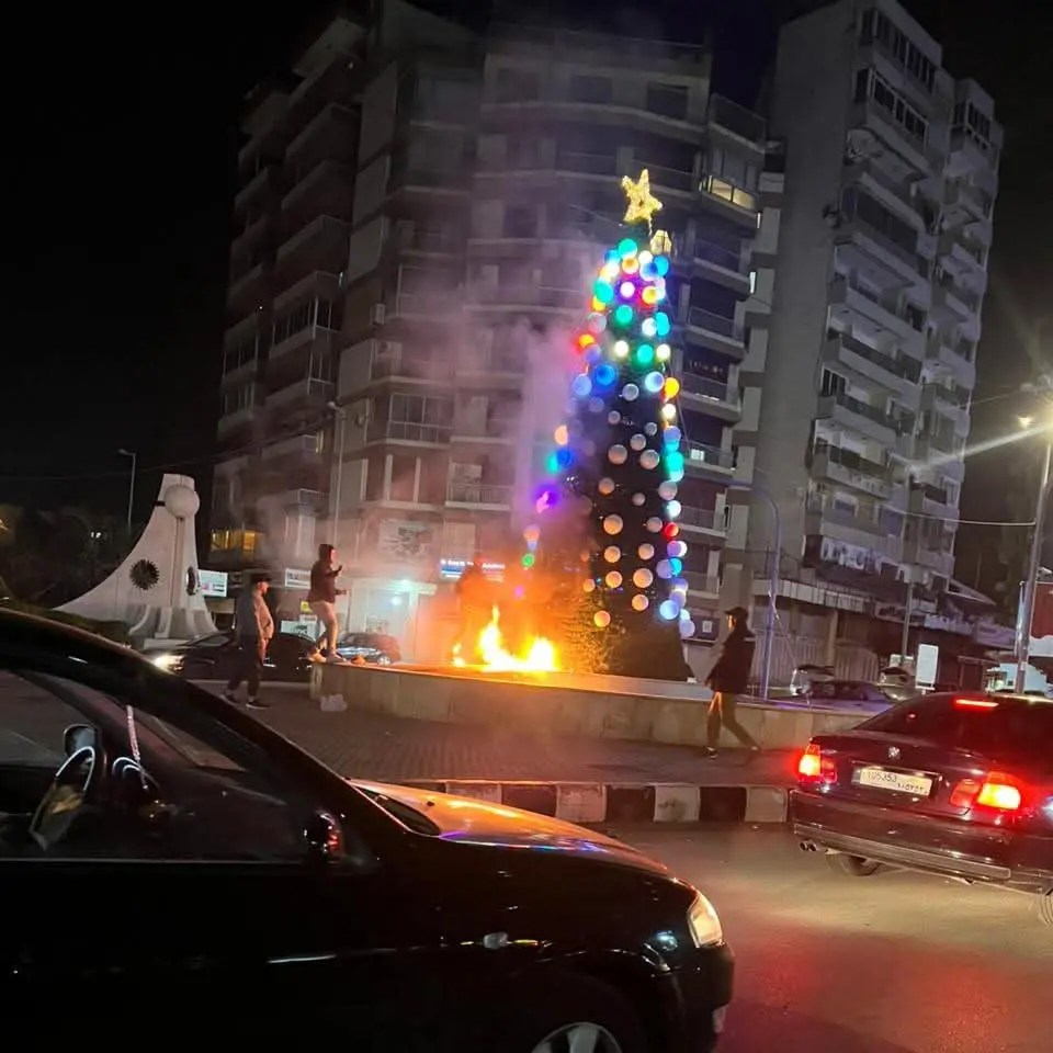 لحظة إشعال النيران بشجرة الميلاد في طرابلس