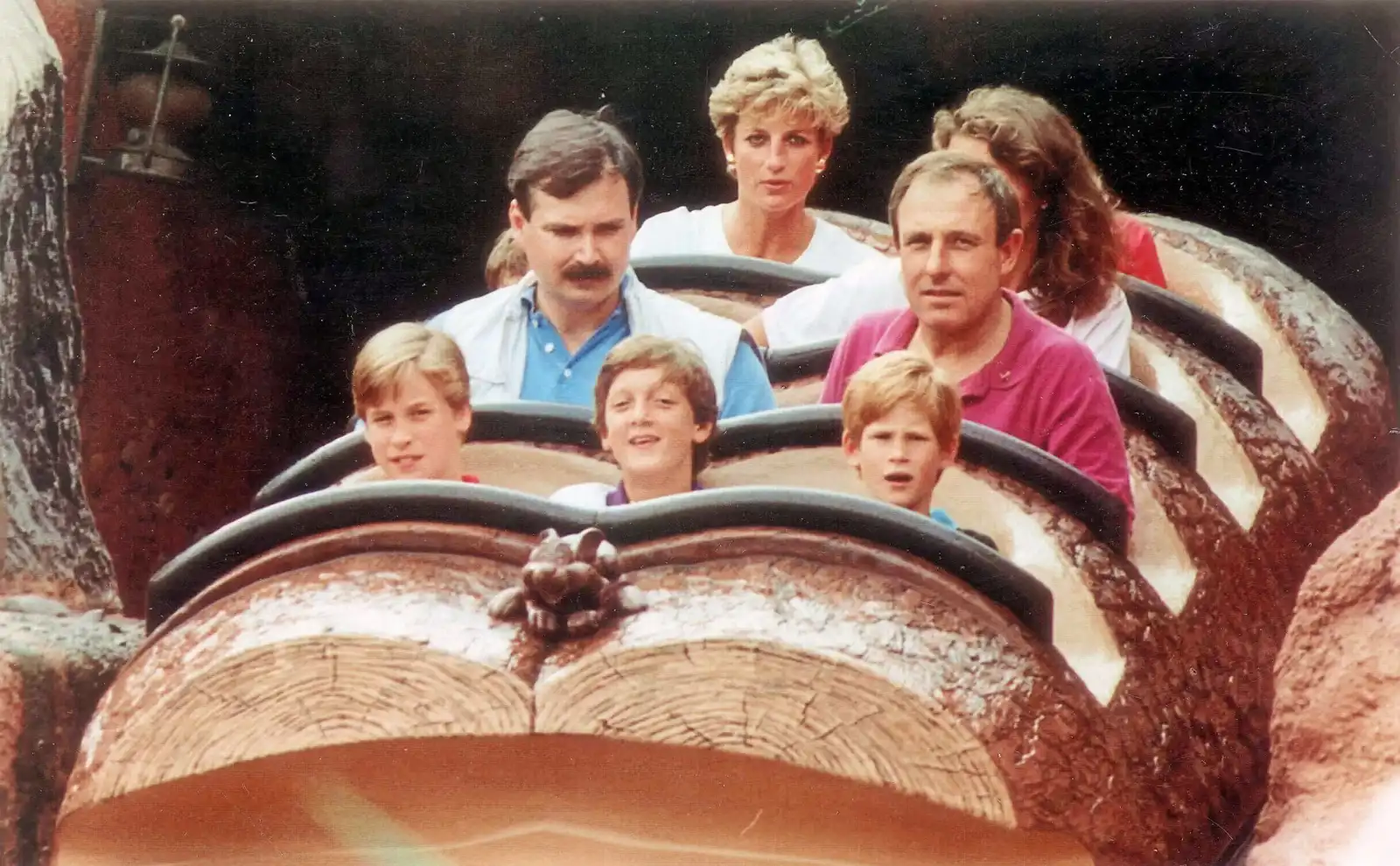 الأمير هاري وويليام برفقة والدتهما في ديزني لاند