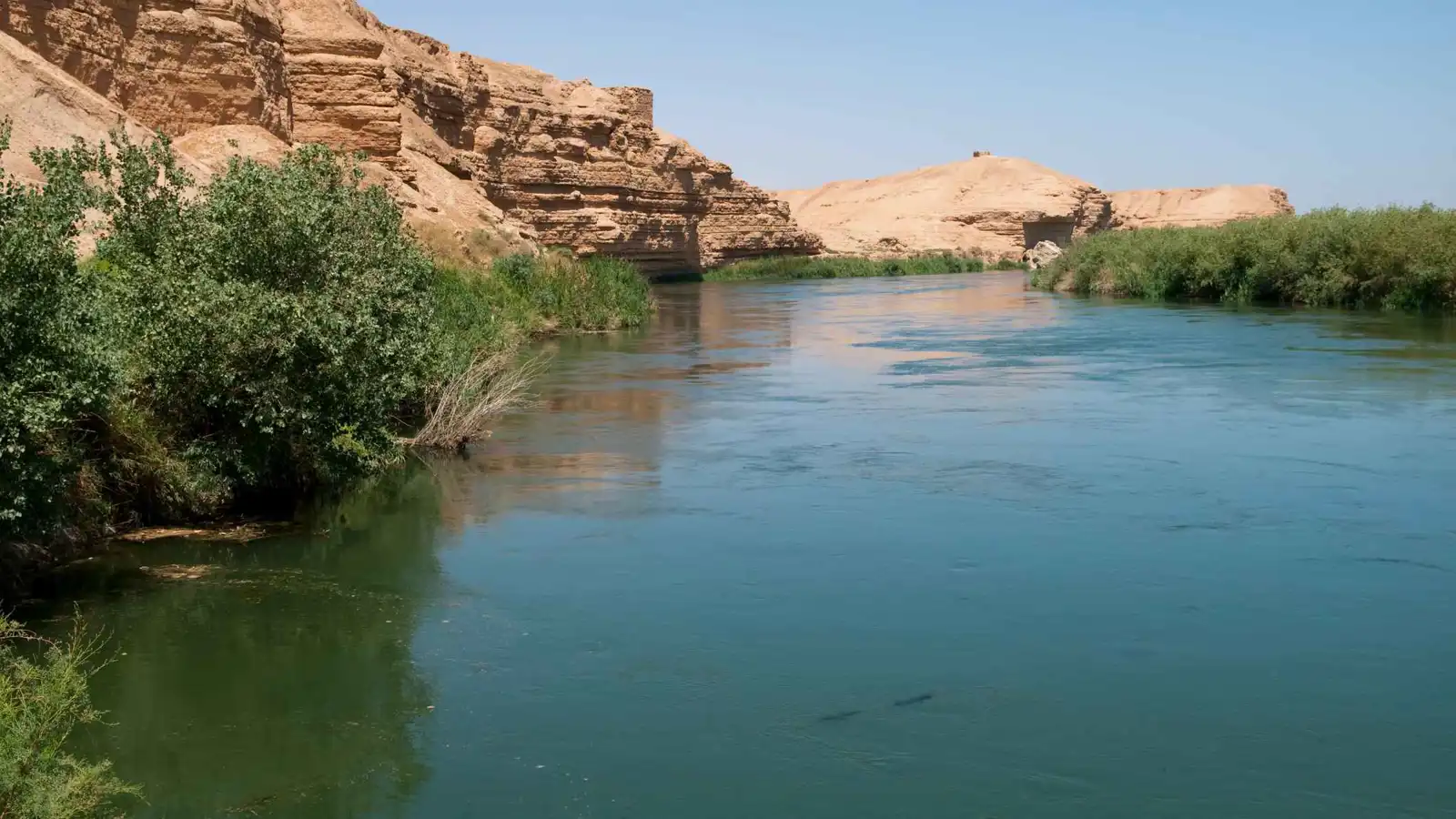 مشهد مهيب لسكان بلدة يبحثون عن طفل غريق في نهر الفرات(فيديو)