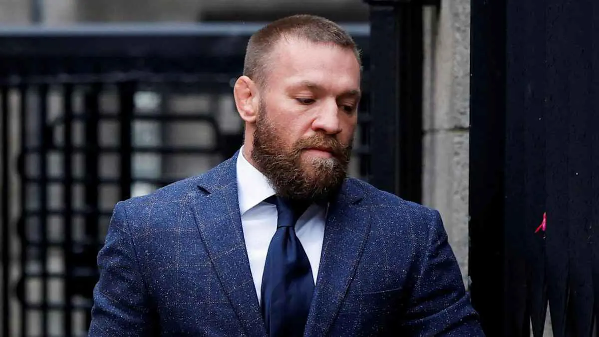 مكغريغور يوجه لكمة عنيفة لأحد الأشخاص في ملهى ليلي (فيديو)