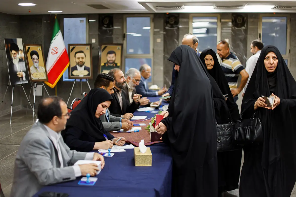 خبراء يرجحون ذهاب الانتخابات الإيرانية لجولة ثانية (فيديو وصور)