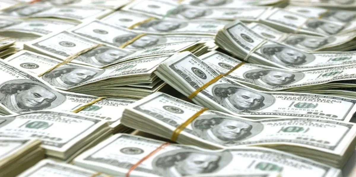 الدولار يرتفع بفضل آمال رفع أسعار الفائدة في مارس