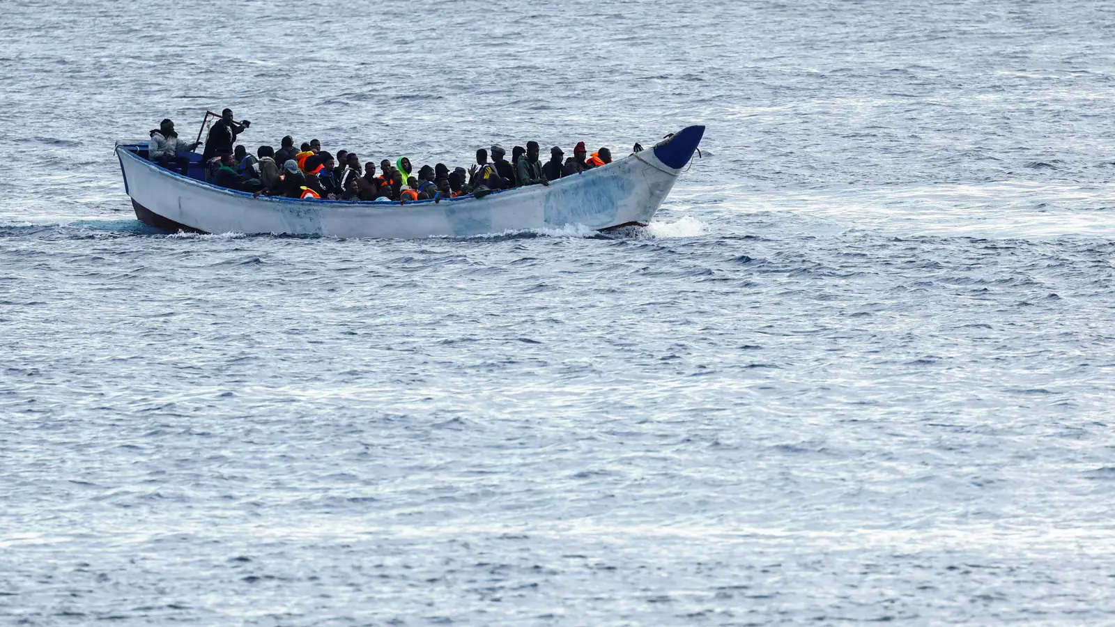 مخاوف من فقدان 60 شخصاً جراء غرق سفينتين قبالة ليبيا