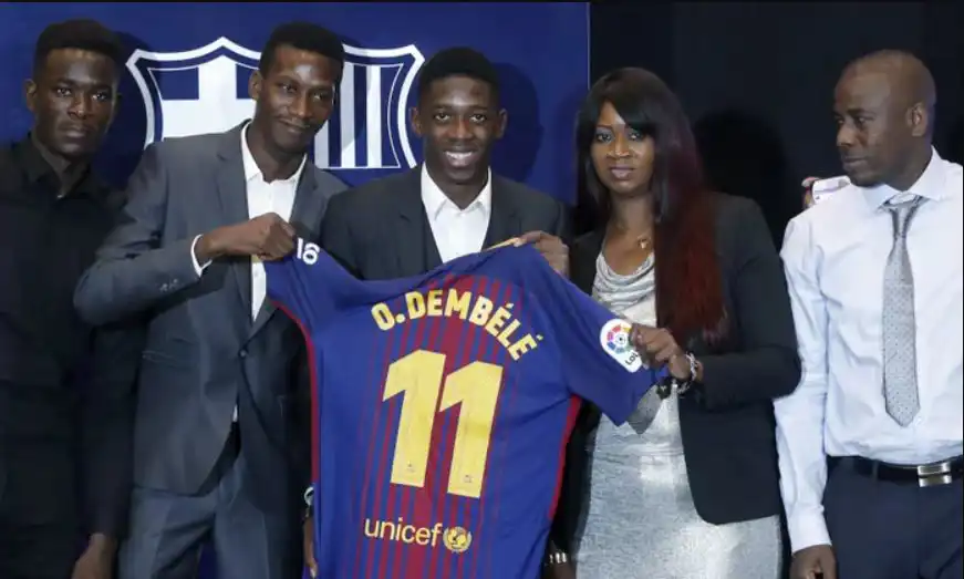 عثمان ديمبيلي ووالدته وقت إعلان رحيله إلى برشلونة