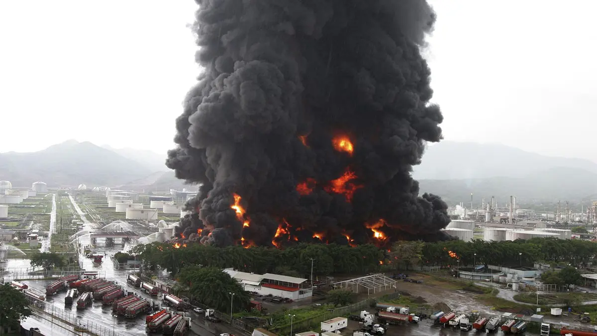 صاعقة تتسبب باندلاع حريق ضخم بمصفاة نفط في فنزويلا (فيديو)