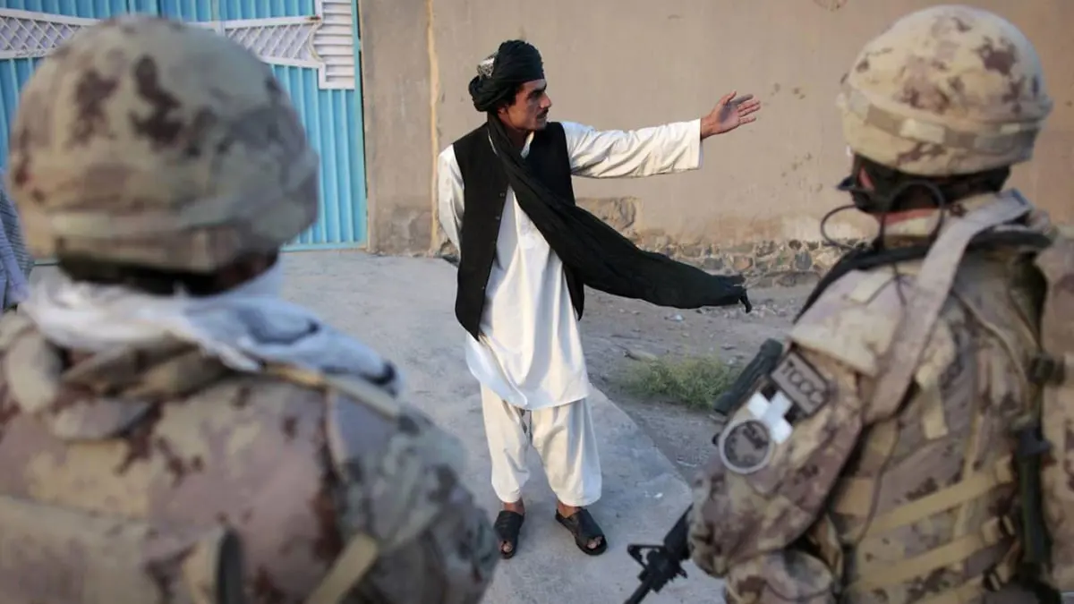 "التايمز": مئات المترجمين الأفغان الفارين من طالبان يعيشون بعزلة وخوف