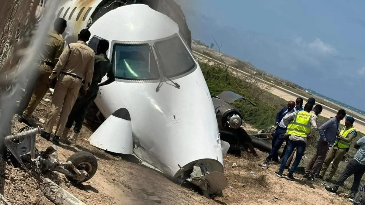 تحطم طائرة صومالية على متنها 30 راكبا في مطار مقديشو (فيديو وصور)