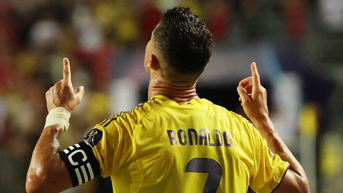 4 تفسيرات للقطة الأغرب.. لماذا يكلم رونالدو نفسه بعد الهزيمة؟