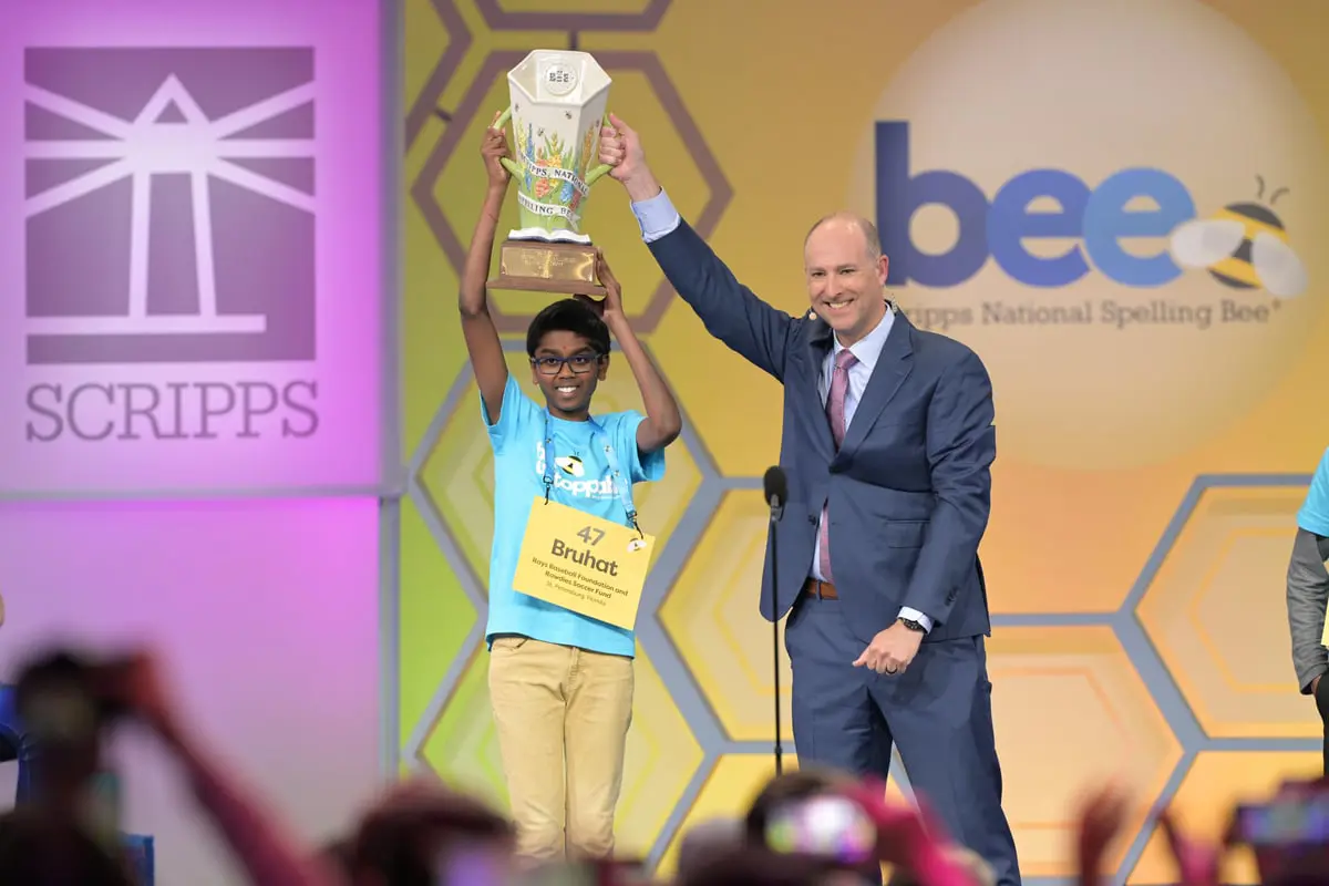 حصد 50 ألف دولار.. طفل يفوز بجائزة أمريكية للتهجئة (فيديو)