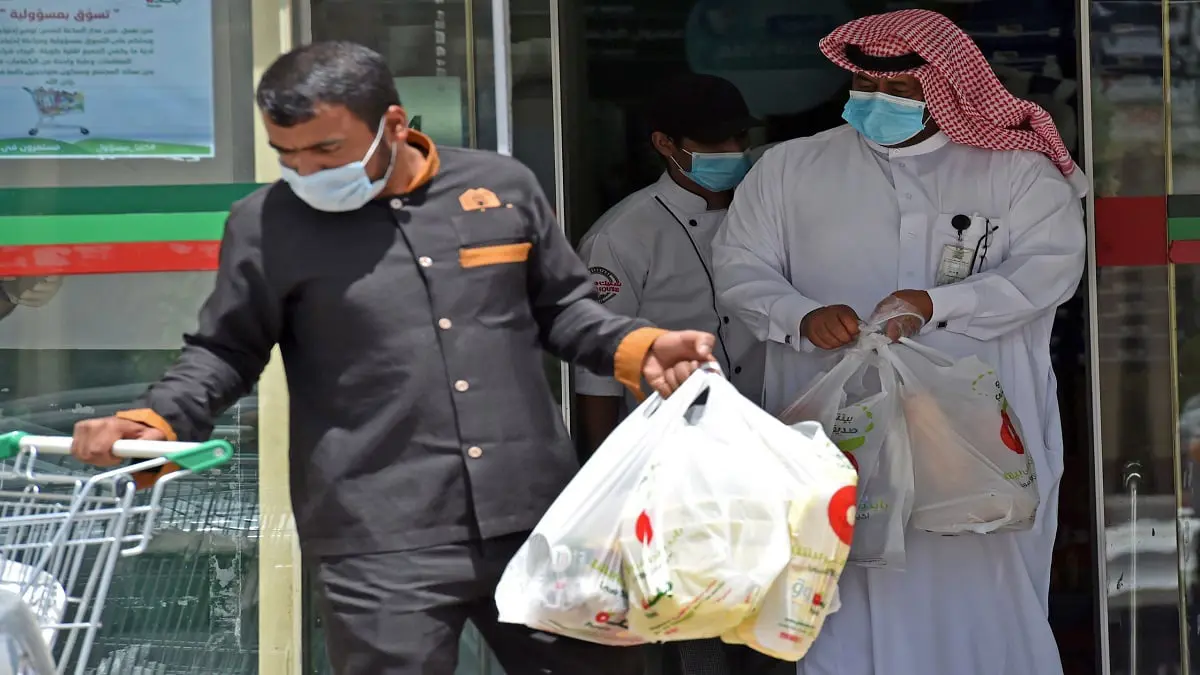 نقل عدوى كورونا عمداً قد يقود المخالفين إلى الإعدام في السعودية