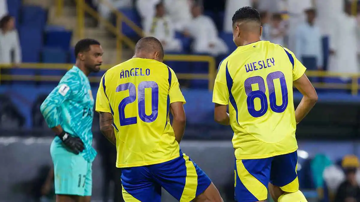 أسطورة النصر السعودي يطالب بطرد الثنائي الأجنبي فورا