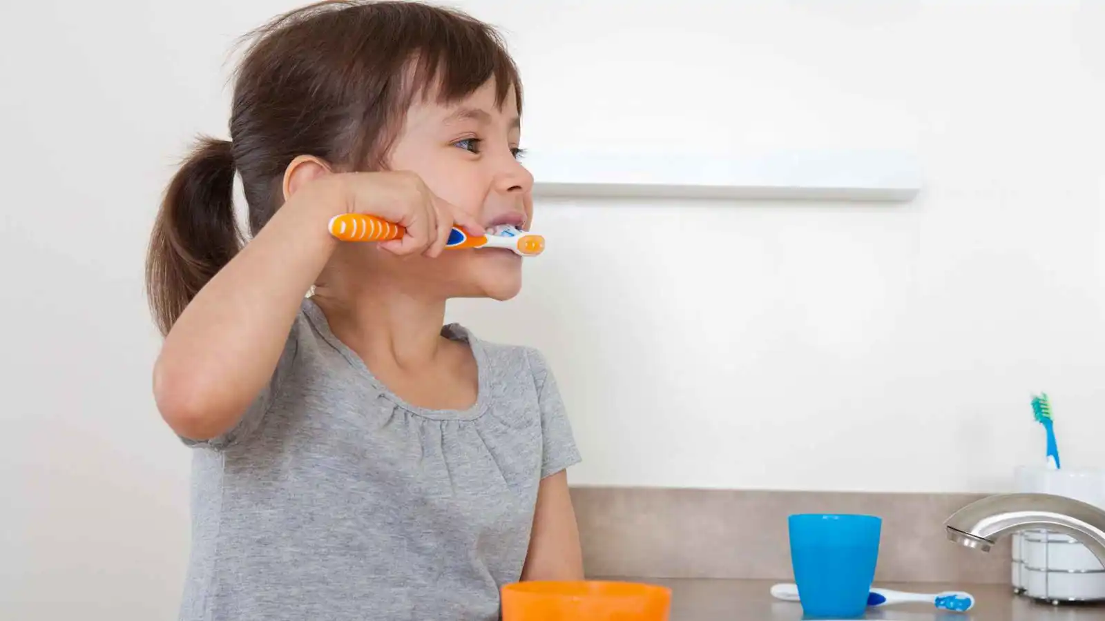 من تنظيف الأسنان إلى ترتيب الألعاب.. كيف تكسب تعاون طفلك؟