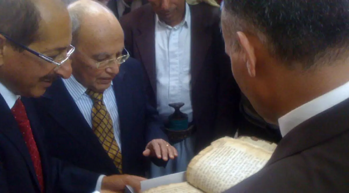 اليمن.. دار المخطوطات تتسلم أكبر مكتبة خاصة