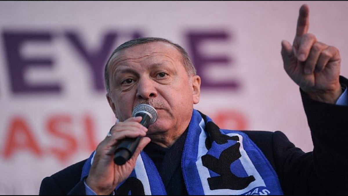 أردوغان يوزع الشاي في لقاء جماهيري وأنصاره يتشاجرون عليه (فيديو)