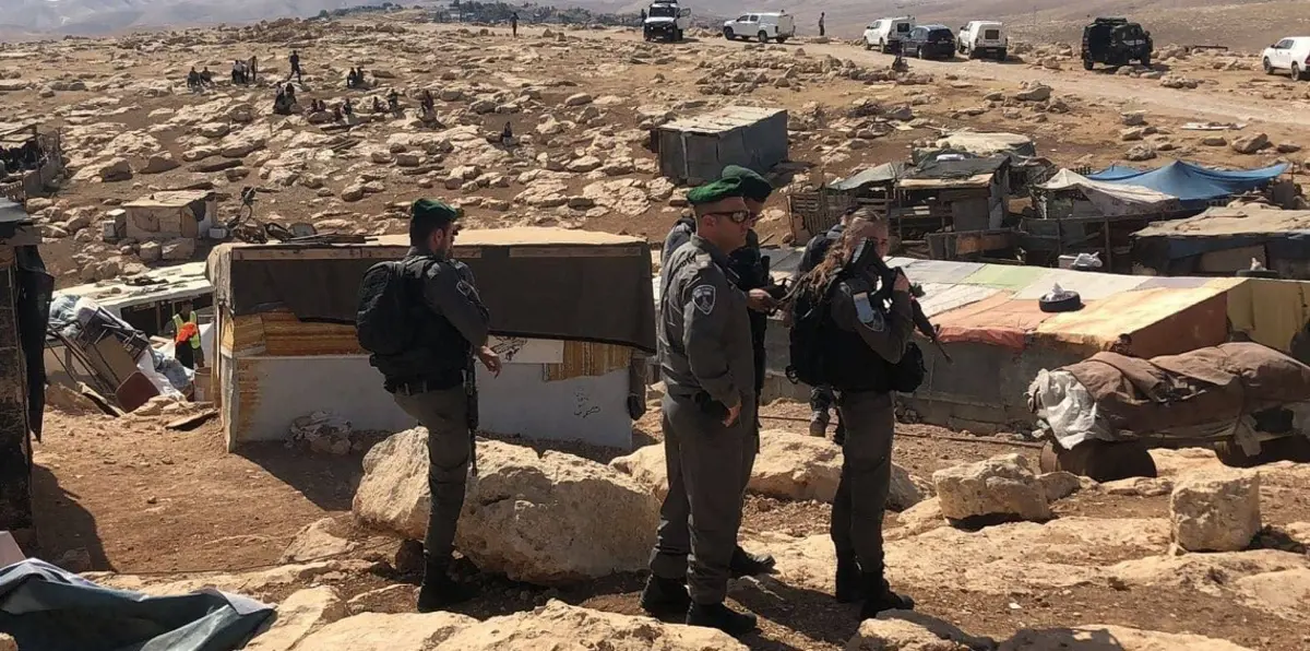 الاحتلال الإسرائيلي يحاصر الخان الأحمر ويمنع الوصول إليه