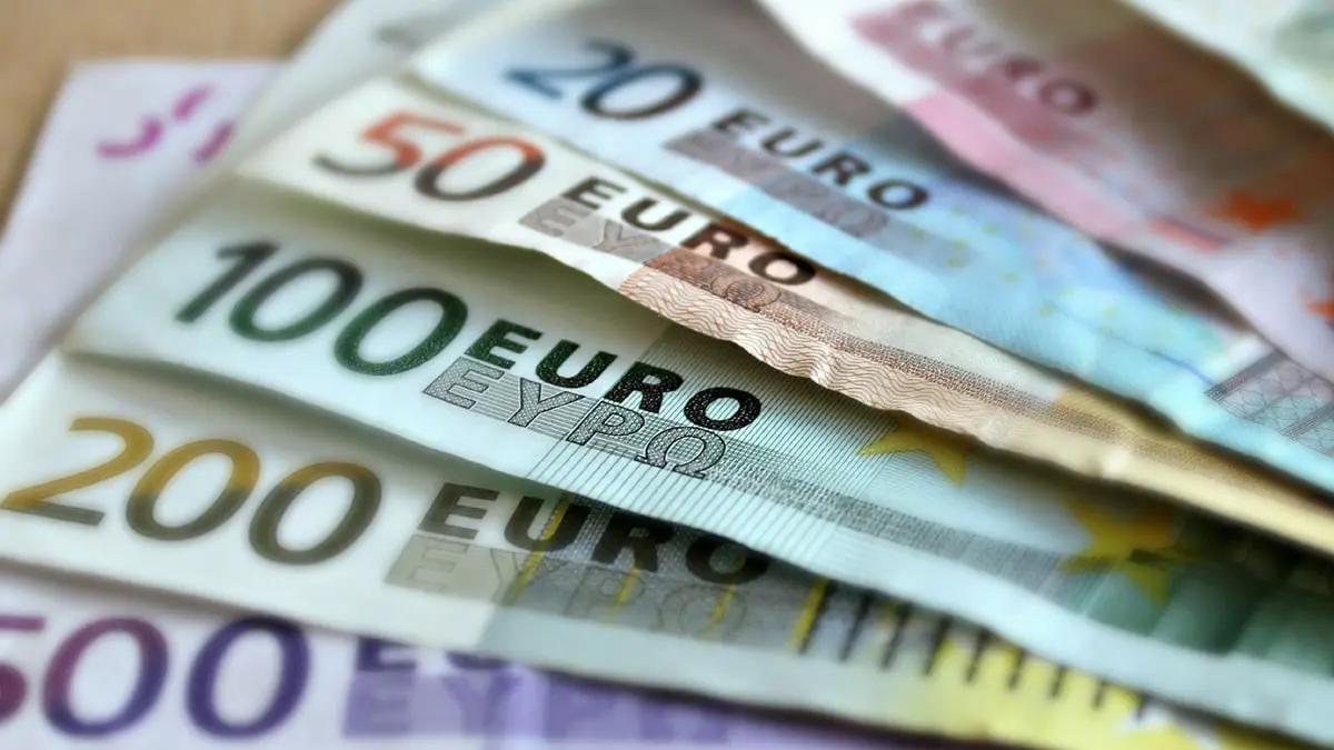 اليورو يستقر قرب أعلى مستوياته في أسبوعين أمام الدولار
