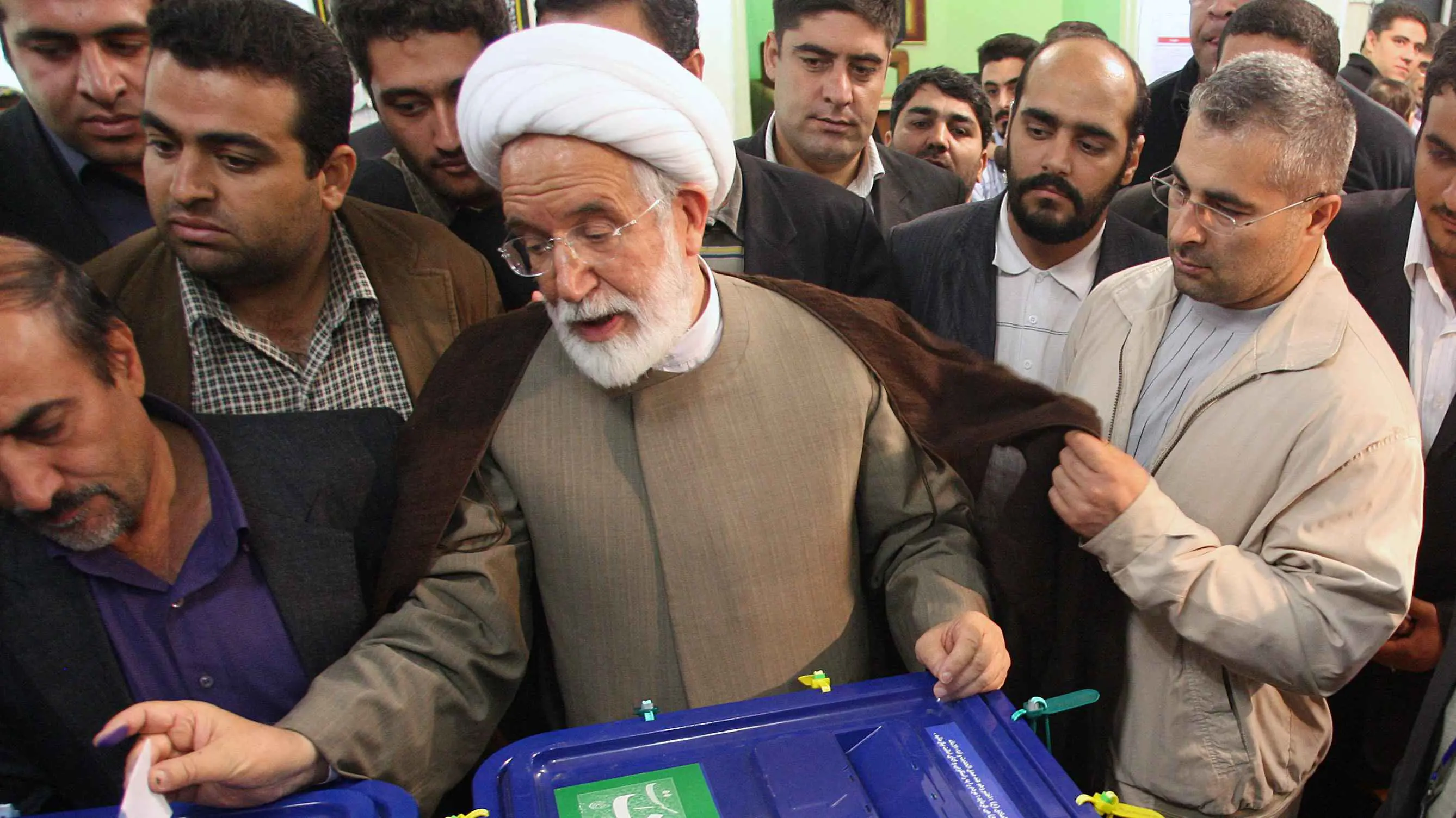معارض إيراني بارز يدعو للتصويت للإصلاحي بزشكيان