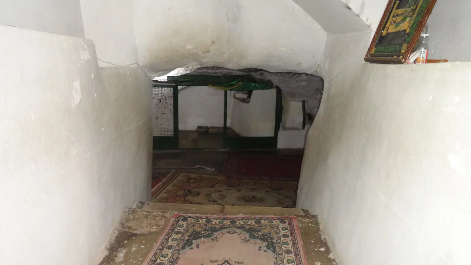 من داخل المقام
