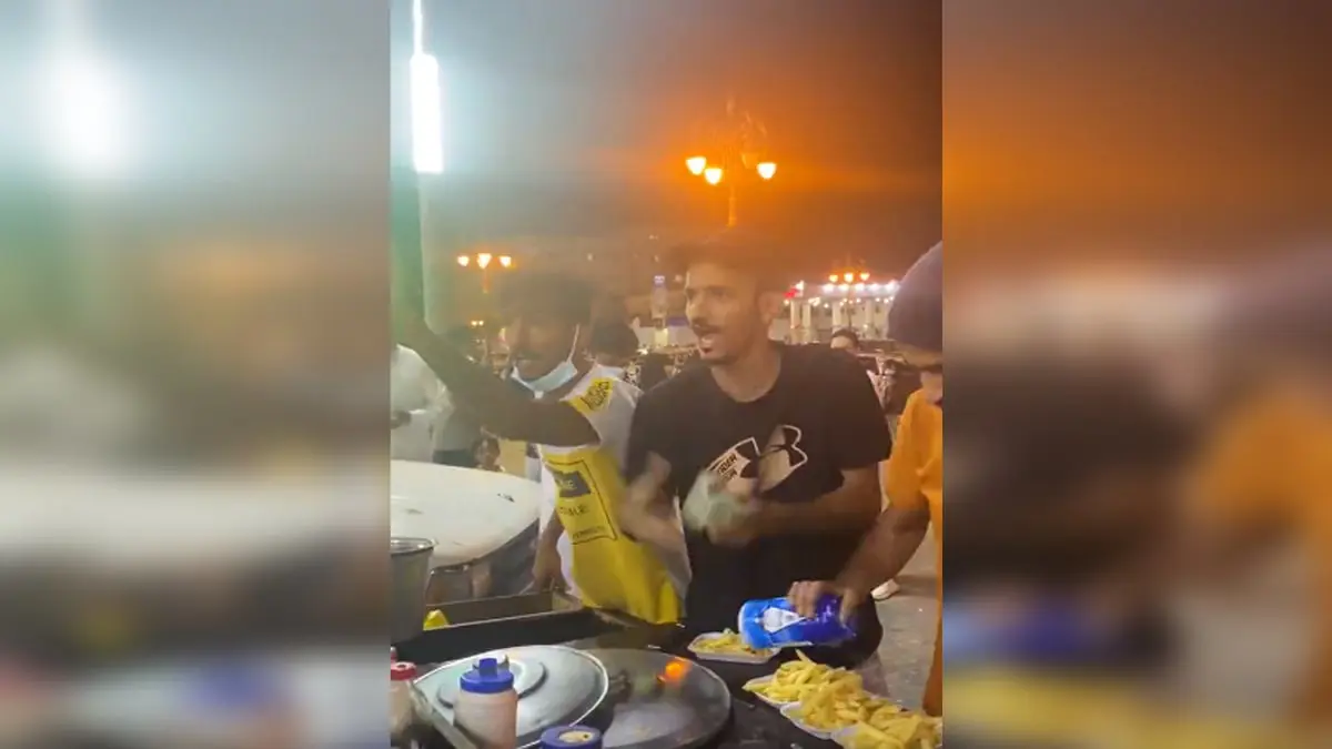 بائع "بطاطس" سعودي يثير الجدل بعد منعه من العمل على الطريق