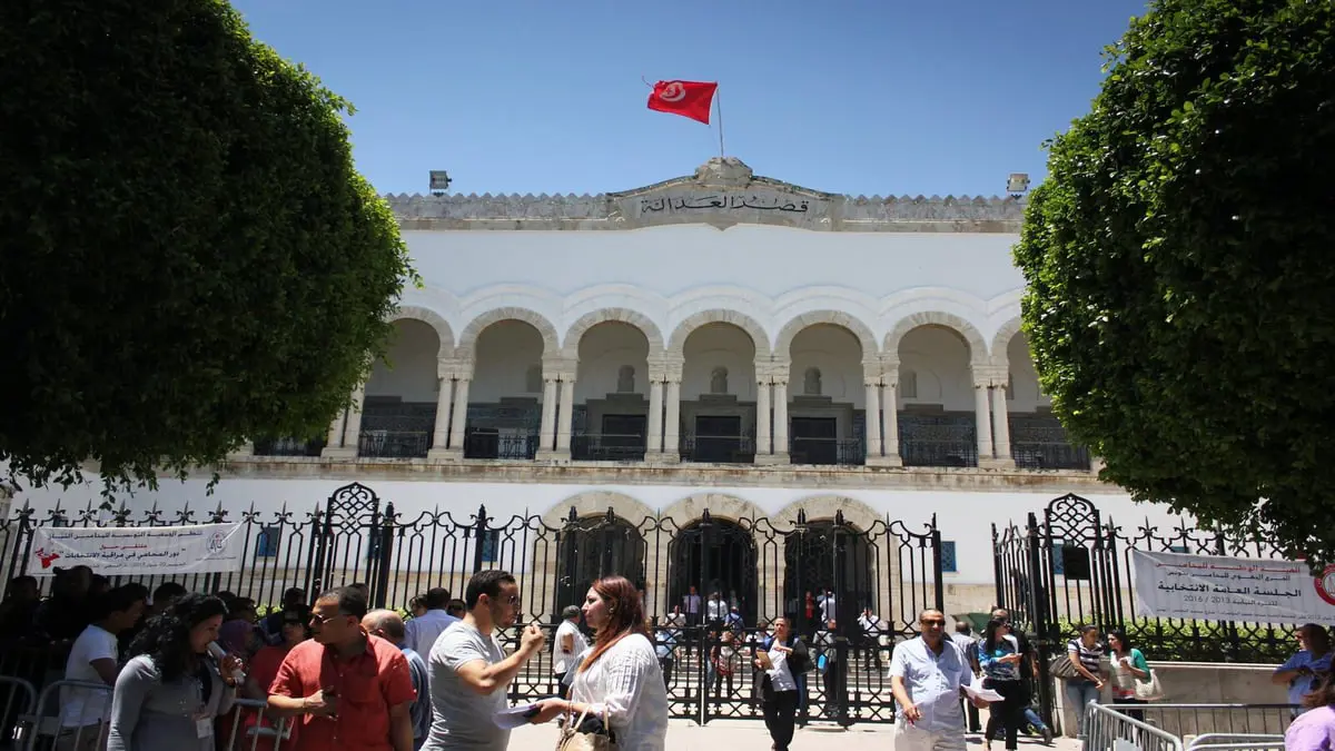 بعد إدانته بـ" التعذيب".. منع آخر وزير للداخلية التونسية في عهد بن علي من السفر
