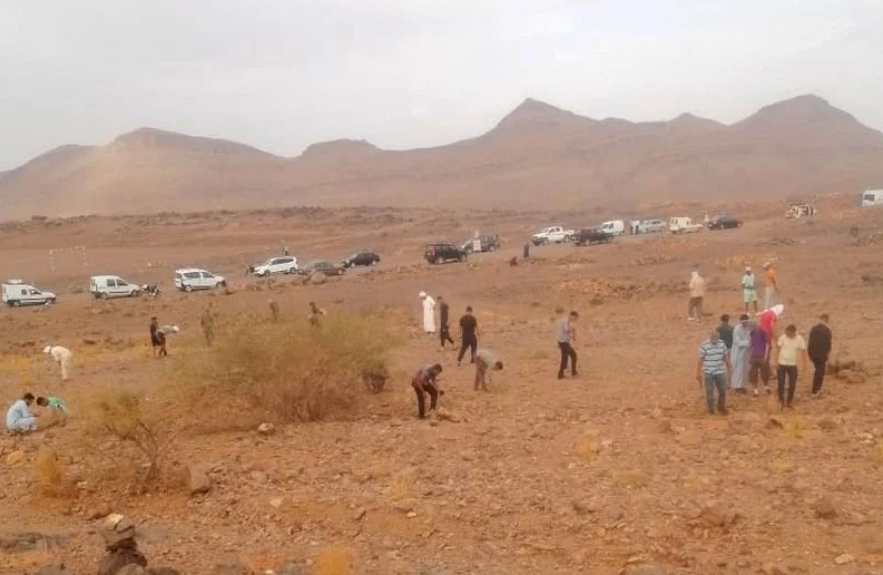 منقبين يبحثون عن آثار النيزك