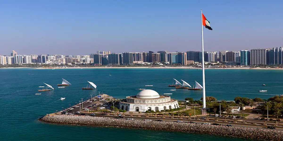 البنوك الإماراتية "تسعى بقوة" لبيع قروضها القطرية