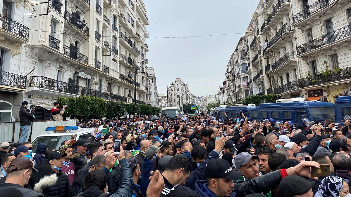 تظاهرات في الجزائر وسط انتشار أمني مكثف (فيديو وصور)