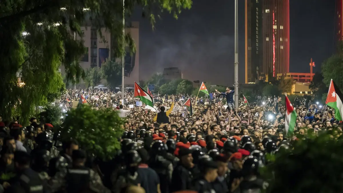 الأردن.. هل تنجح "حزم الرزاز" في منع انتقال عدوى الاحتجاجات الإقليمية؟ (فيديو إرم)