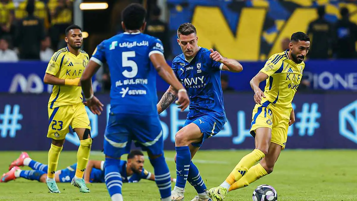 بعضها "درجة ثانية".. تعليق صادم من ممثل الهلال حول عدد بطولات النصر (فيديو)