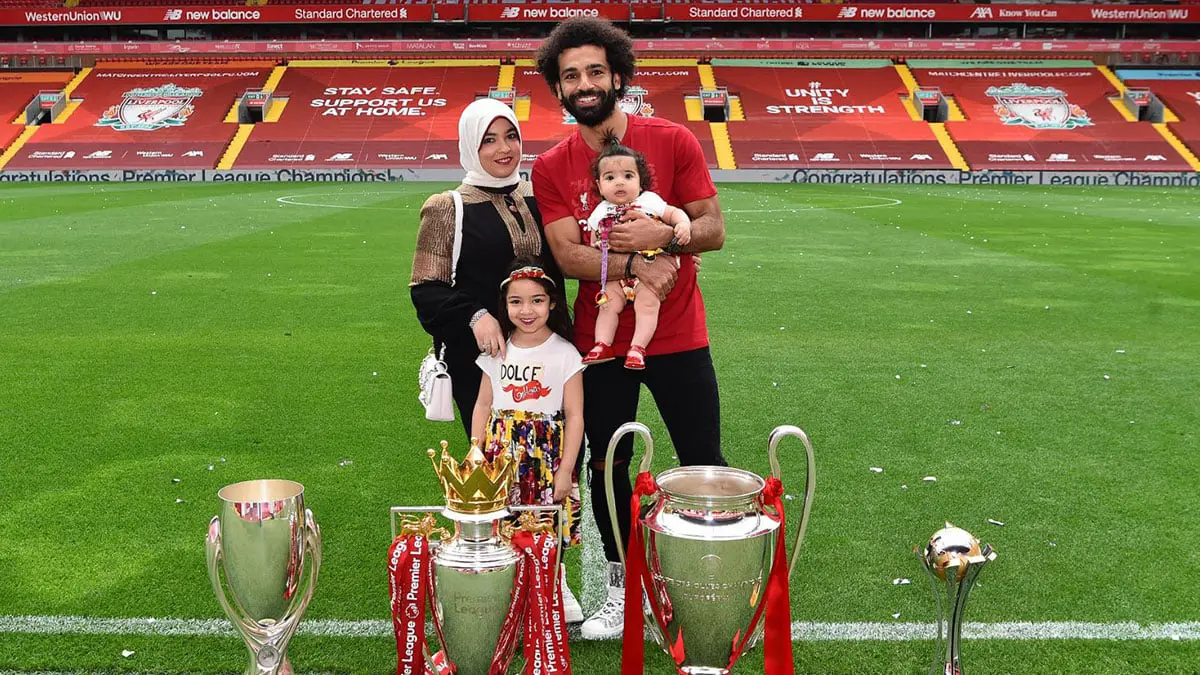 محمد صلاح يحتفل مع عائلته بإنجازاته مع ليفربول ويسجل الظهور الأول لابنته "كيان" (صور)