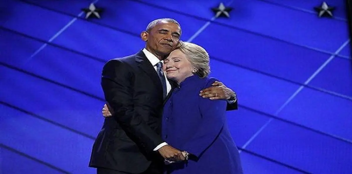 أمريكا.. حالة من السخرية اللاذعة بسبب عناق أوباما وكلينتون (صور)