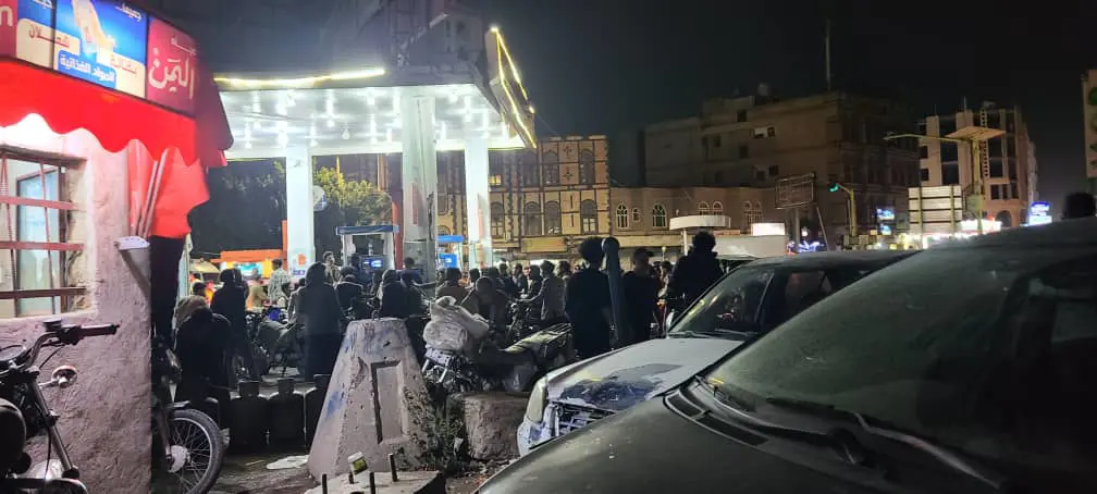 تزاحم السيارات والمواطنين أمام محطات تموين الوقود بصنعاء