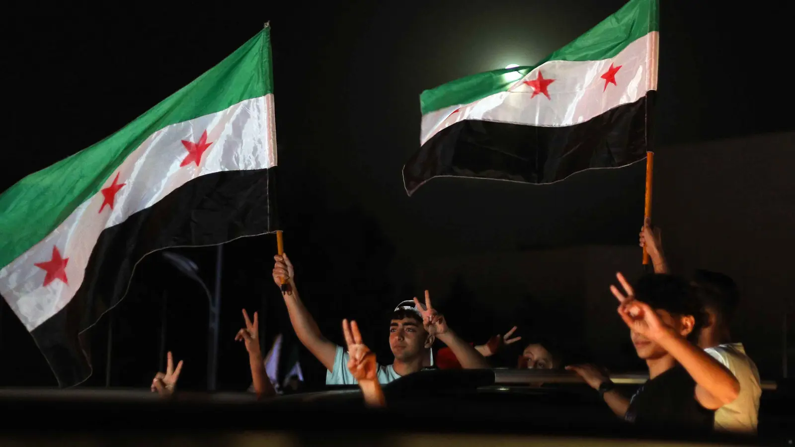رفع أم تخفيف للعقوبات.. "وعد ترامب" يفجر جدلا واسعا في واشنطن ودمشق