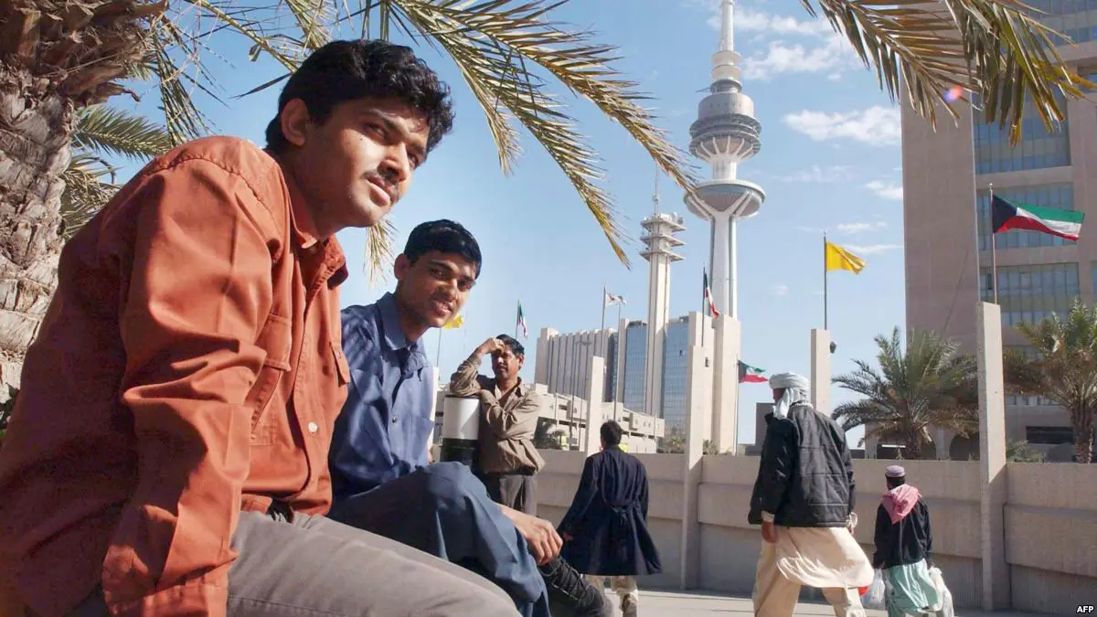 الكويت تضبط 14 وافدًا متلبسًا بلعب القمار وشرب الخمر