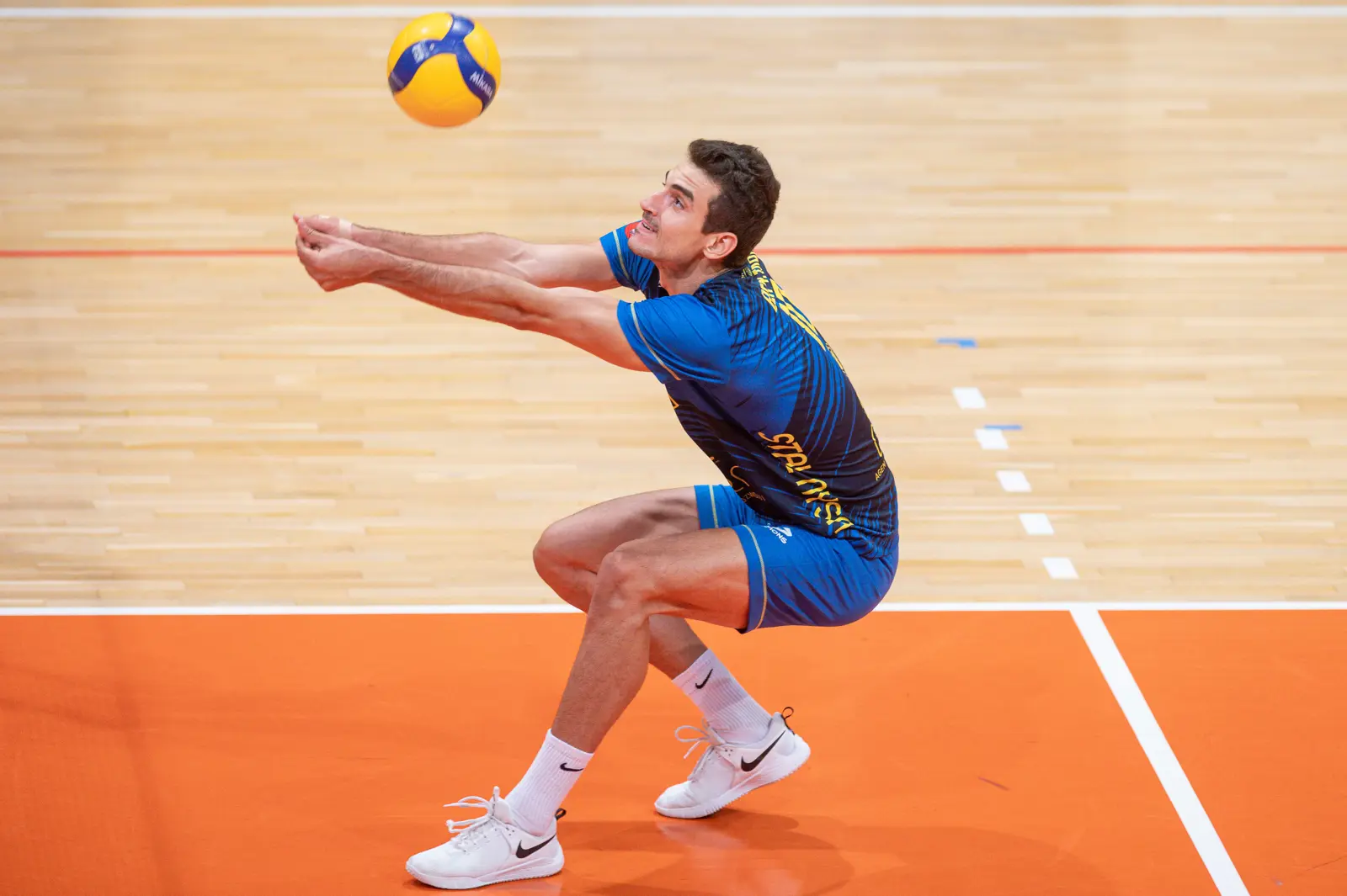 وسام بن طارة لاعب الكرة الطائرة