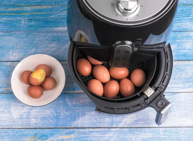 تعرف على أفضل طريقة لطهي البيض في المقلاة الهوائية