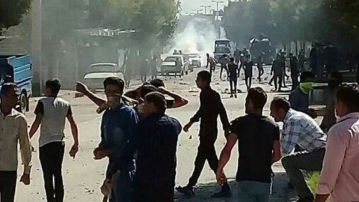 محتجون على تفشي "الإيدز" يحرقون مكتب ممثل خامنئي بمدينة "لردغان" الإيرانية (فيديو)‎