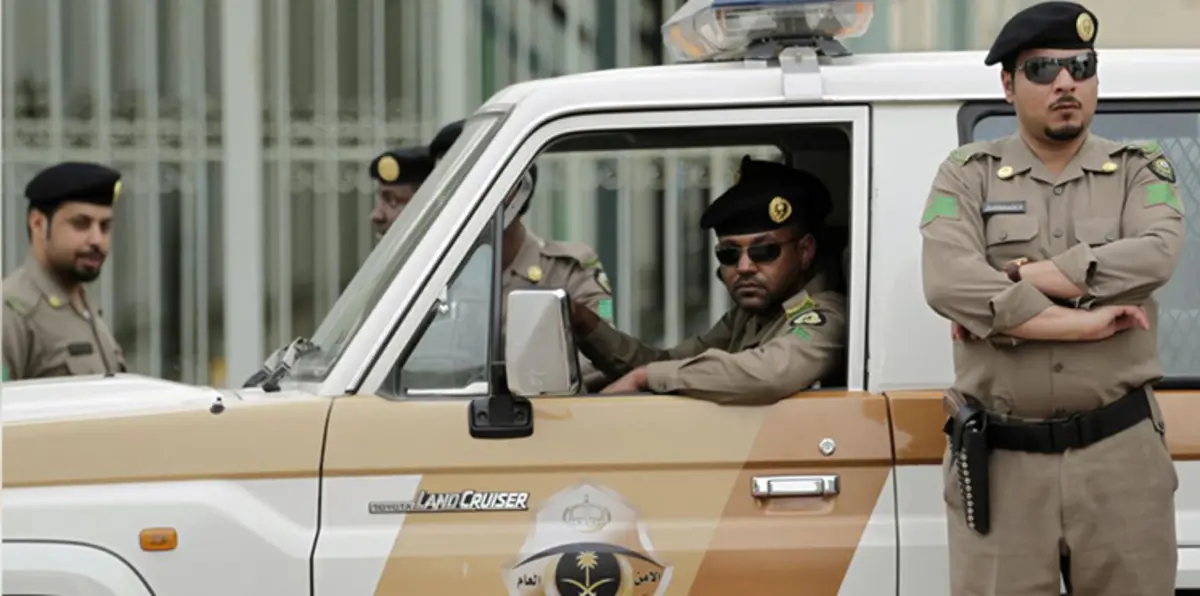 بالفيديو.. شاب سعودي يضرب رجل مرور أمام المارة