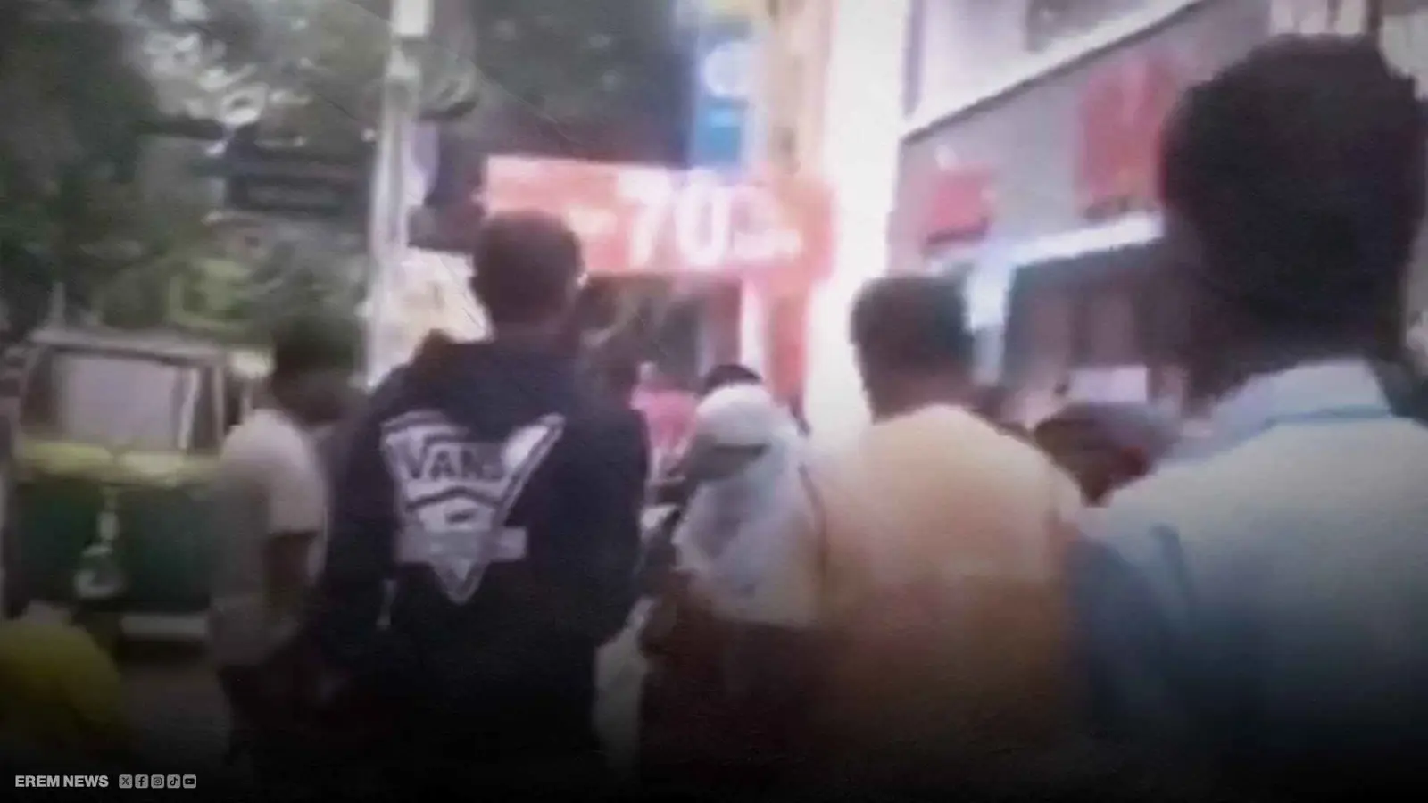 لسبب غريب.. سائق هندي يعتدي على سائحة ويطرحها أرضاً (فيديو إرم)