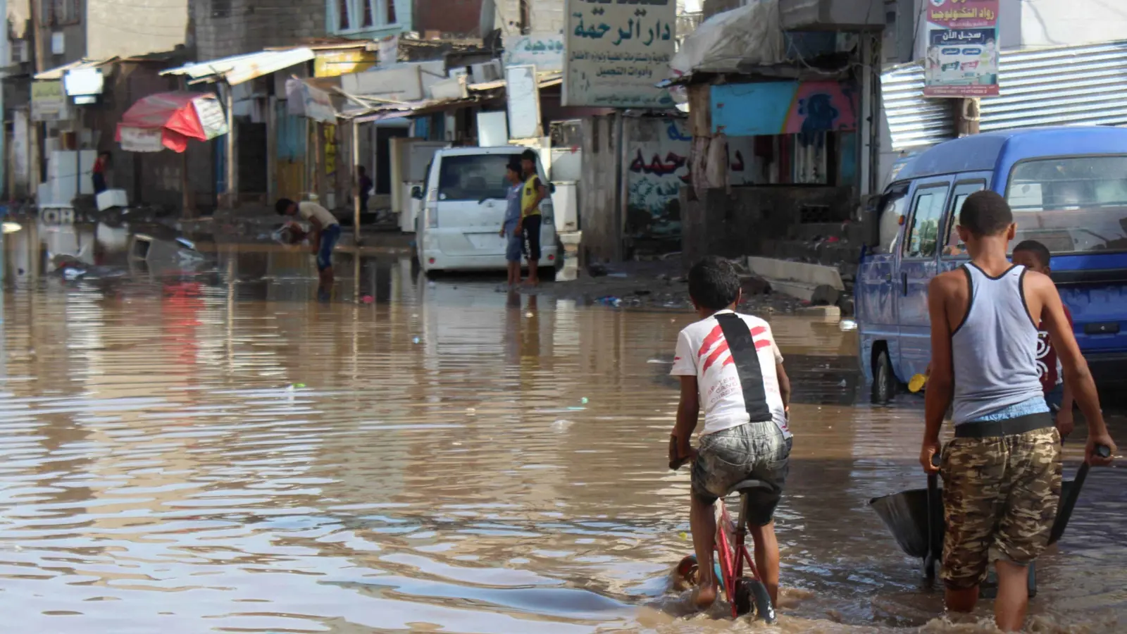 عبر استعراض جوي.. الحوثيون يغيثون متضرري السيول بأغذية تالفة (فيديو)